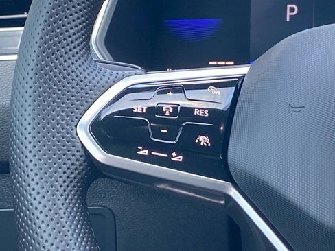 Certified 2022 Volkswagen Tiguan SE R-Line image 8