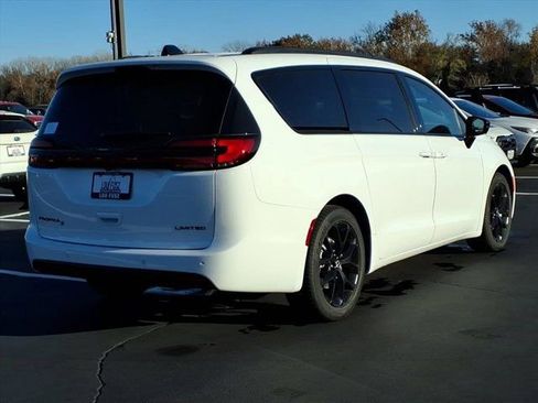 New 2026 Chrysler Pacifica Limited w/ S Appearance Package image 18