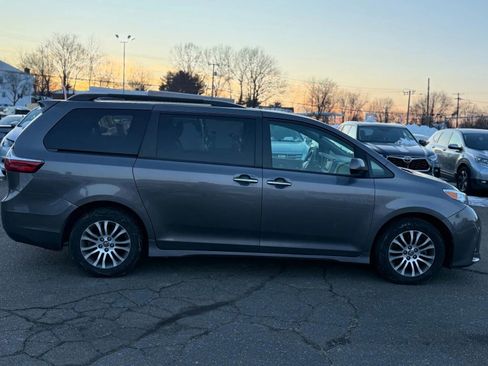 Used 2019 Toyota Sienna XLE w/ XLE Navigation Package image 4