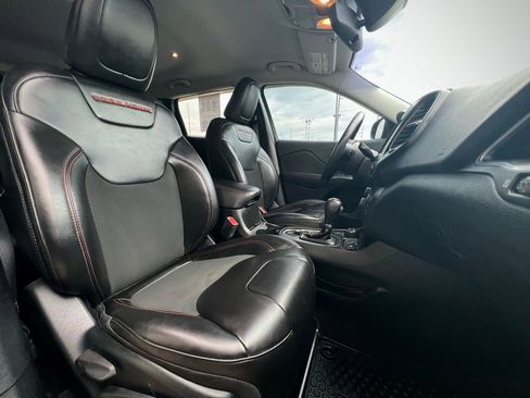 Used 2019 Jeep Cherokee Trailhawk image 28