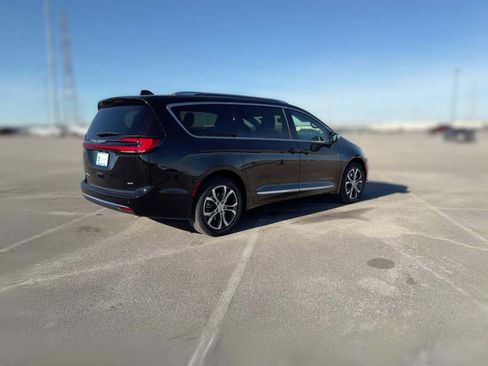 New 2026 Chrysler Pacifica Pinnacle image 12