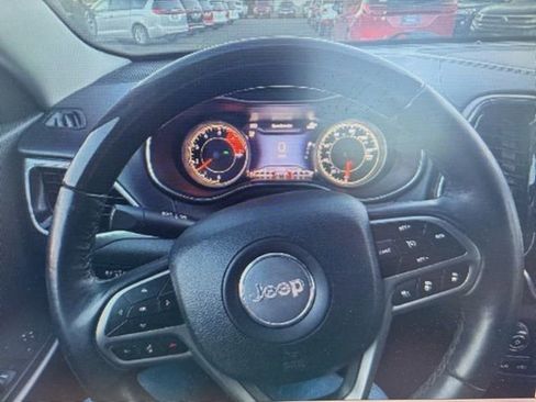 Used 2019 Jeep Cherokee Overland w/ Technology Group AWD/4WD image 7