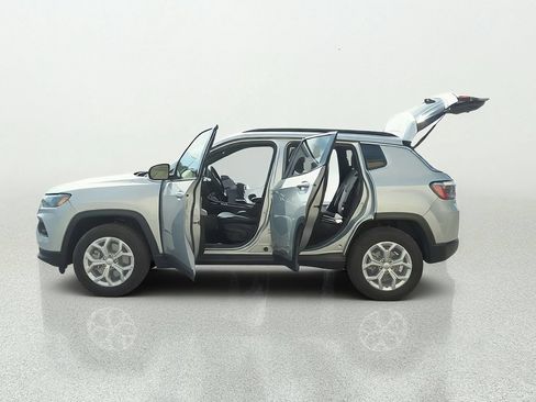 Used 2024 Jeep Compass Latitude AWD/4WD image 11