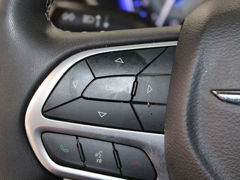 Used 2023 Chrysler Pacifica Limited FWD image 22