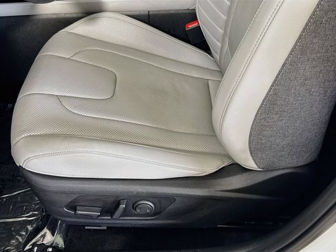 Used 2023 Hyundai Elantra Limited FWD image 22