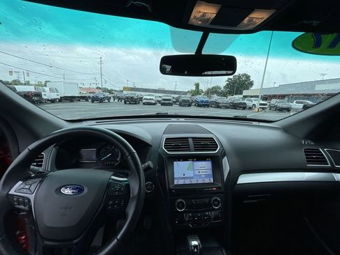 Used 2017 Ford Explorer XLT w/ Equipment Group 202A FWD image 11