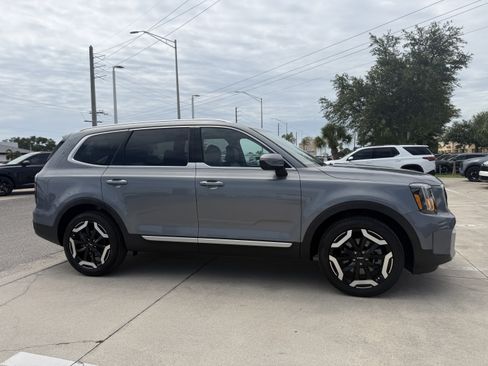 Certified 2024 Kia Telluride EX w/ EX Captain's Chair Package FWD image 3