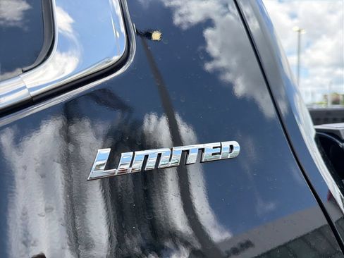 Used 2025 Toyota Tundra Limited AWD/4WD image 12