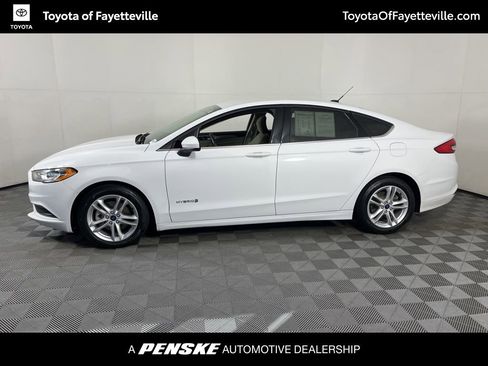Used 2018 Ford Fusion SE image 2