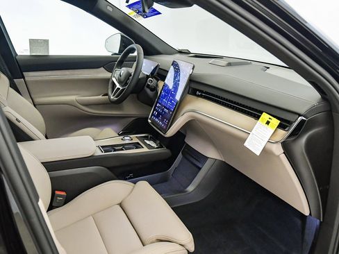 New 2025 Volvo EX90 Ultra w/ Protection Package Premier image 16