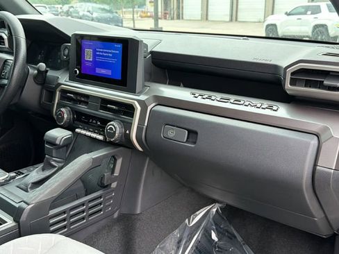 Certified 2025 Toyota Tacoma SR5 AWD/4WD image 41