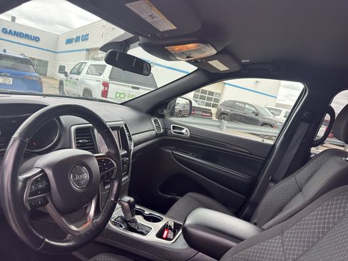 Used 2021 Jeep Grand Cherokee Laredo w/ Security & Convenience Group AWD/4WD image 25