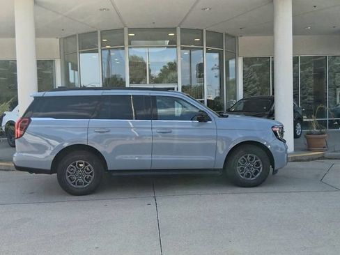 Certified 2025 Ford Expedition Active AWD/4WD image 2