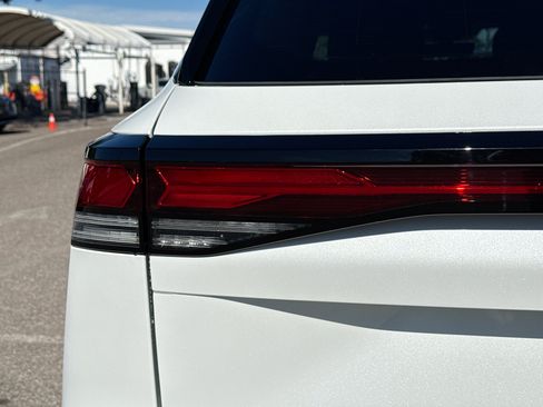 New 2026 Volkswagen Tiguan SE R-Line FWD image 10