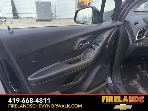 Used 2022 Chevrolet Trax LT w/ LT Convenience Package image 17
