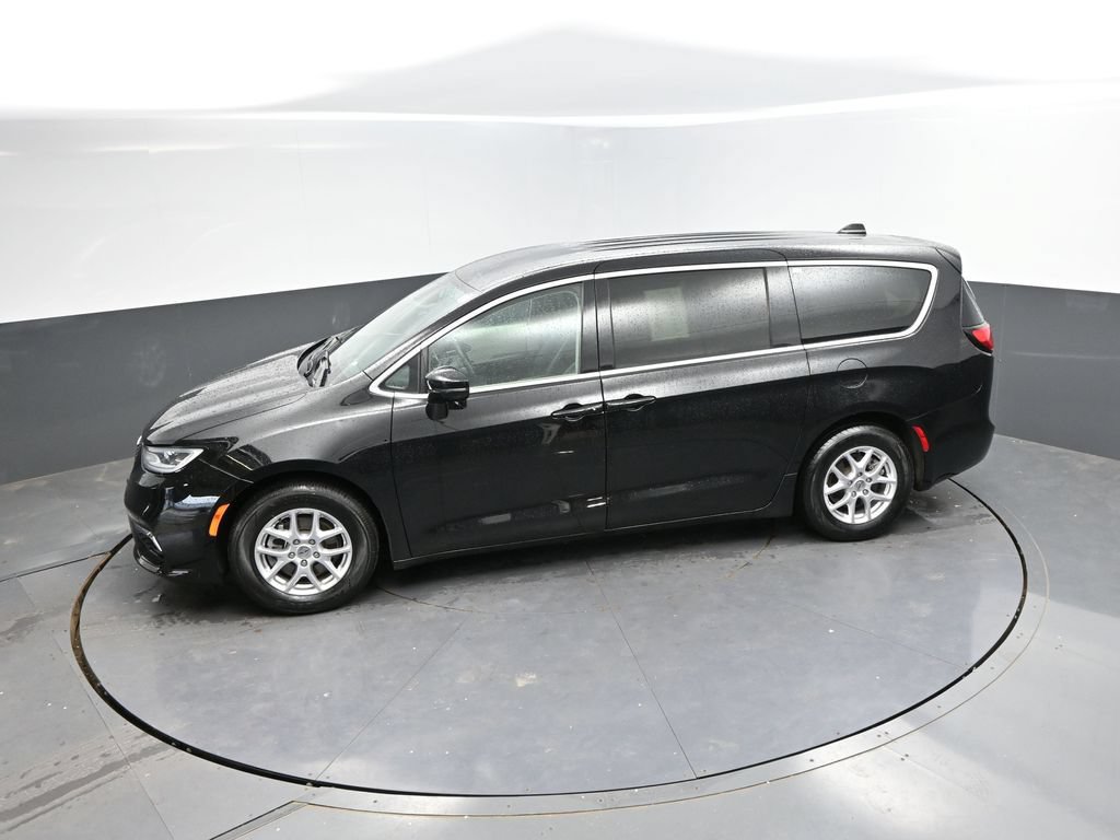 Used 2024 Chrysler Pacifica Touring-L FWD image 26