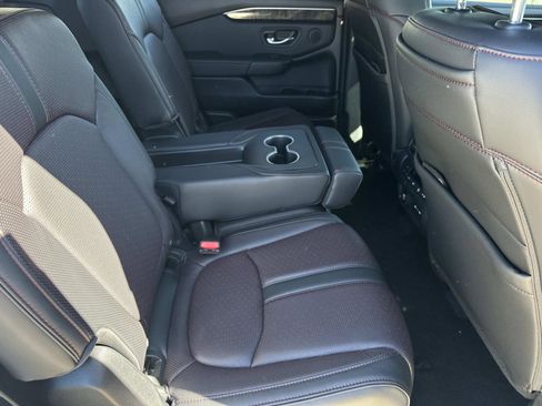 Used 2025 Honda Pilot Black Edition image 10