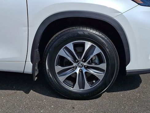 Used 2023 Toyota Highlander XLE image 8