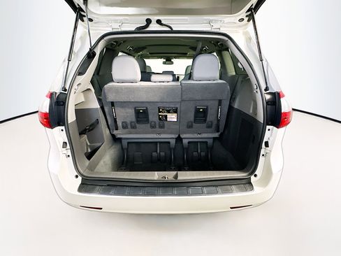 Used 2020 Toyota Sienna XLE image 30