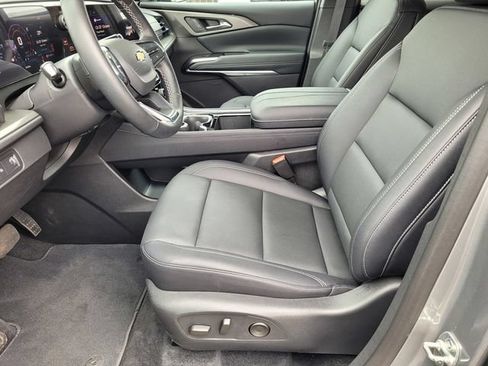 Used 2025 Chevrolet Traverse LT w/ Sun and Wheel Package FWD image 17