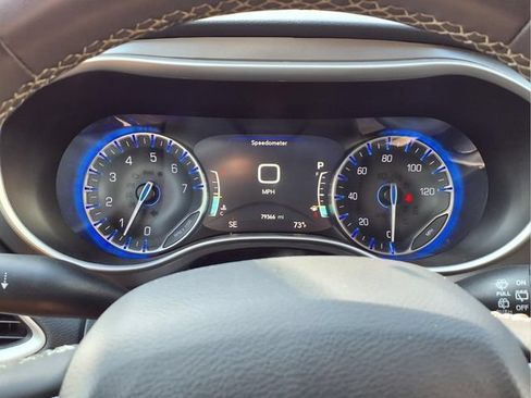 Used 2023 Chrysler Pacifica Touring-L FWD image 16