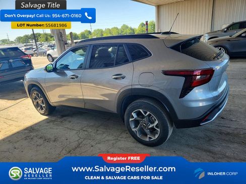 Used 2025 Chevrolet Trax LT w/ Driver Confidence Package FWD image 3