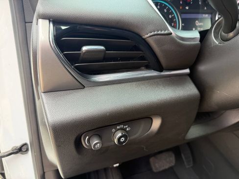 Certified 2023 Chevrolet Traverse LT FWD image 13
