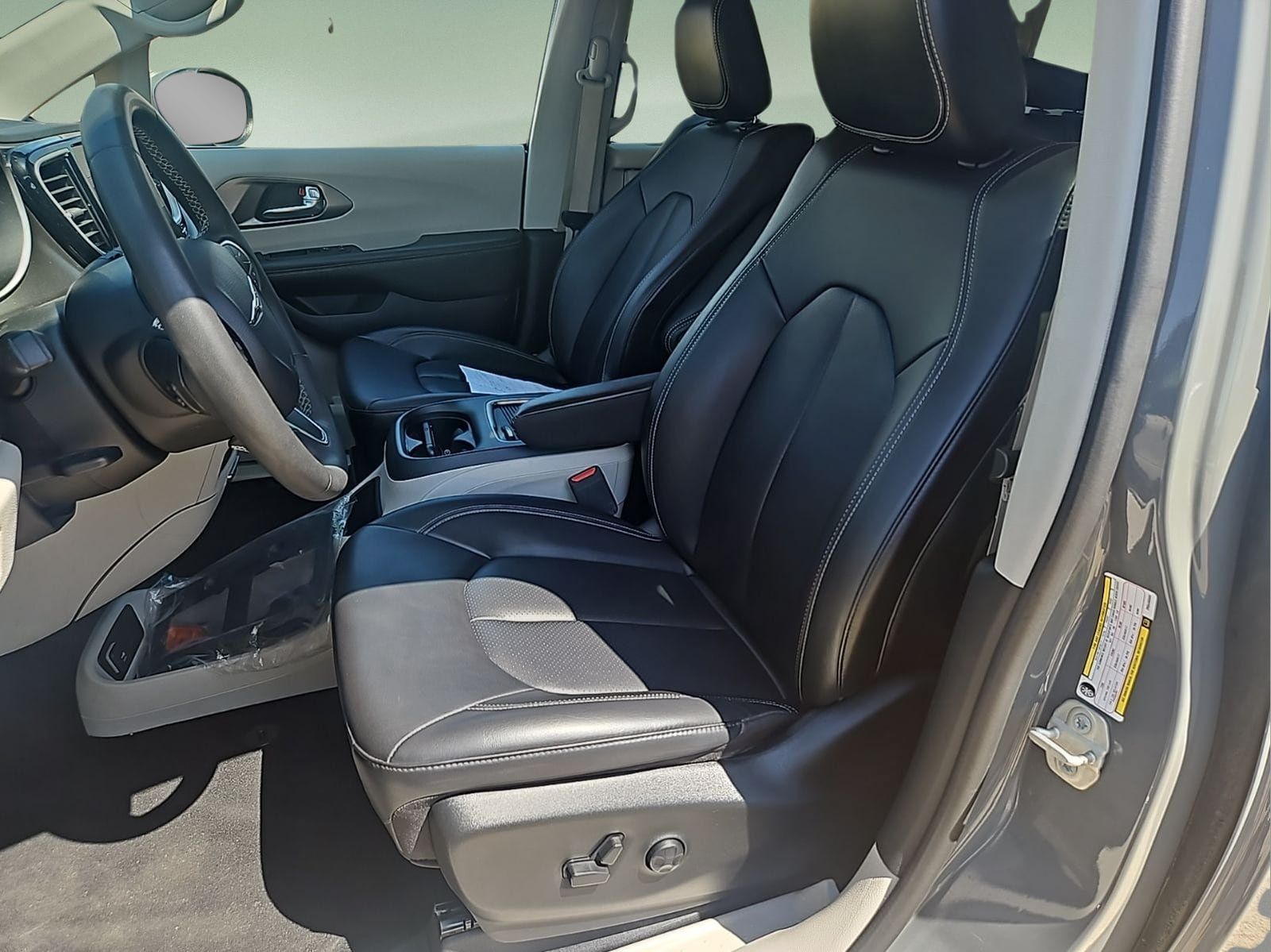 Used 2023 Chrysler Pacifica Touring-L FWD image 16