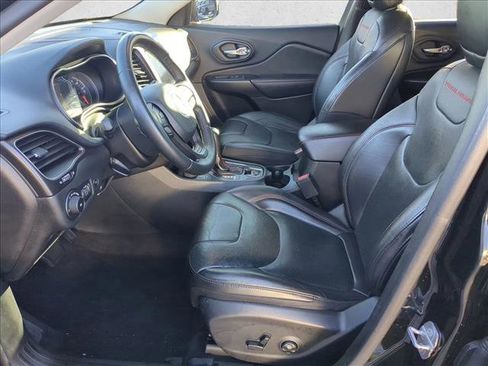Used 2019 Jeep Cherokee Trailhawk image 17