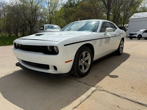 Used 2015 Dodge Challenger SXT w/ Driver Convenience Group RWD image 4