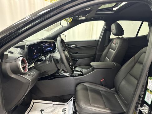 Used 2024 Chevrolet Trax RS w/ Sunroof Package FWD image 12