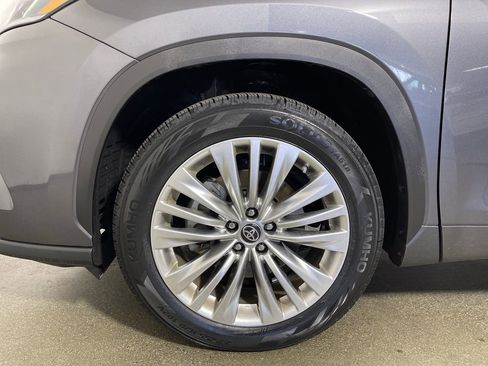 Used 2023 Toyota Highlander Platinum FWD image 11