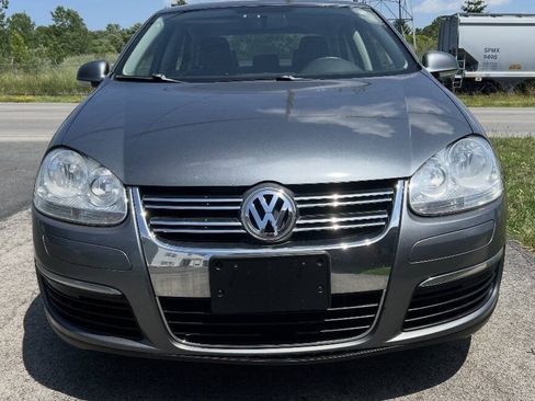 Used 2010 Volkswagen Jetta SE FWD image 2