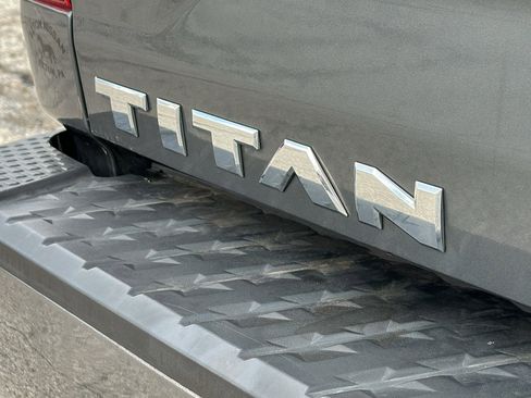 Used 2018 Nissan Titan SV w/ SV Convenience Package image 10