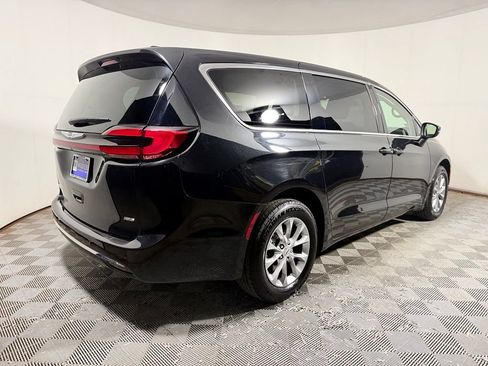 Used 2023 Chrysler Pacifica Touring-L AWD/4WD image 7