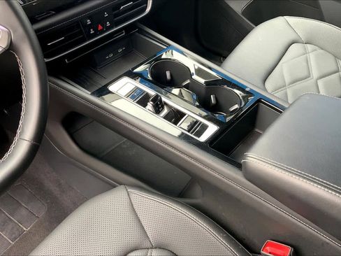 Used 2025 Volkswagen Atlas SE image 17