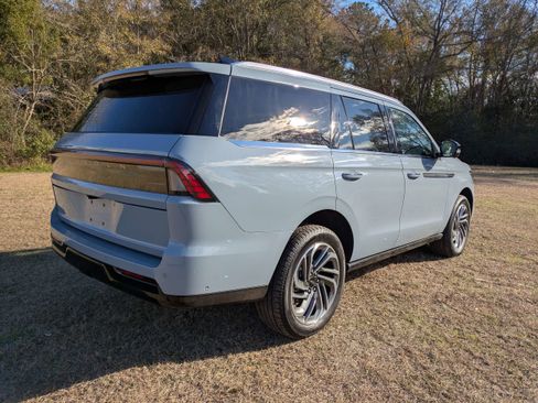 Used 2025 Lincoln Navigator Reserve image 4