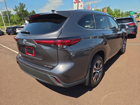 Used 2021 Toyota Highlander XLE AWD/4WD image 3