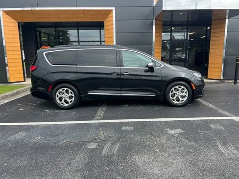 Used 2023 Chrysler Pacifica Limited FWD image 2