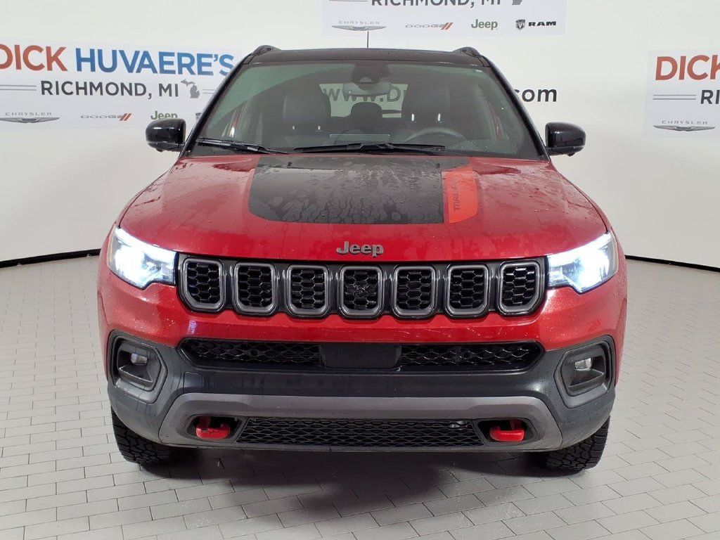 Used 2025 Jeep Compass Trailhawk w/ Trailhawk Elite Group AWD/4WD image 2