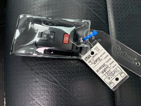 Used 2021 Toyota Tacoma Limited AWD/4WD image 37