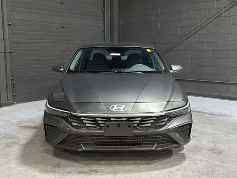 Used 2025 Hyundai Elantra Hybrid FWD image 2