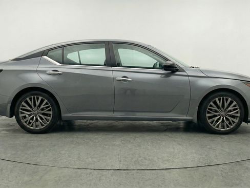 Used 2025 Nissan Altima 2.5 SV image 11