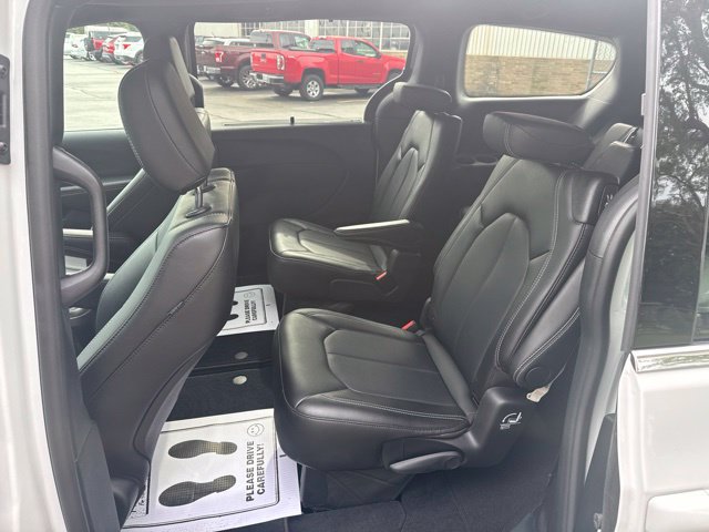 Used 2026 Chrysler Pacifica Select FWD image 11