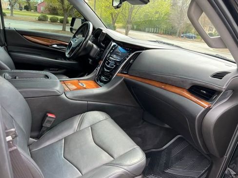 Used 2016 Cadillac Escalade Luxury AWD/4WD image 22