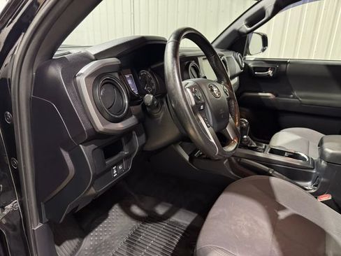 Used 2018 Toyota Tacoma TRD Sport AWD/4WD image 11