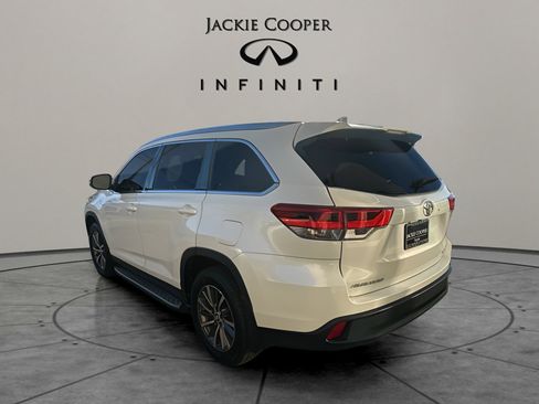 Used 2019 Toyota Highlander XLE image 18