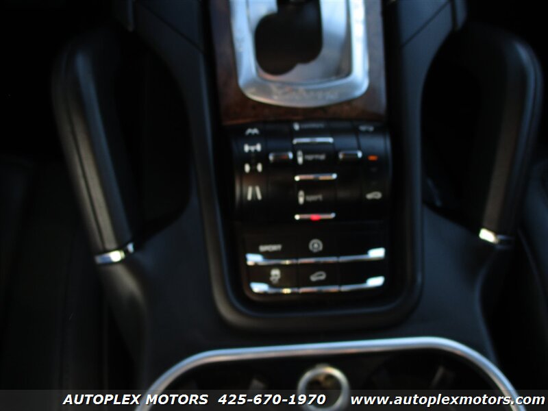 Used 2011 Porsche Cayenne Turbo AWD/4WD image 34