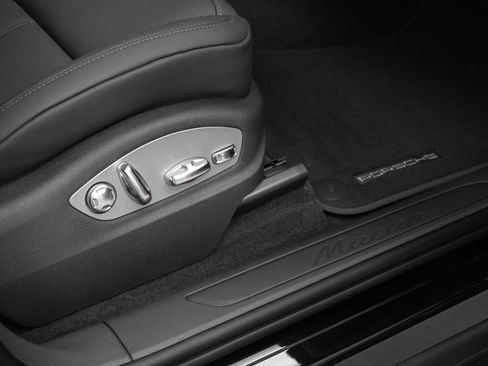 Used 2025 Porsche Macan image 18