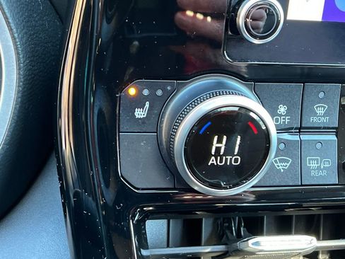 Used 2023 Toyota Highlander XLE image 31